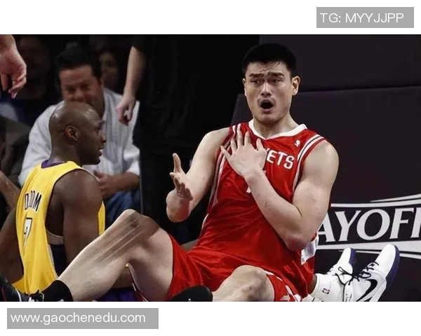 姚明亲临快船赛场引发热议球迷期待传奇巨星的精彩互动