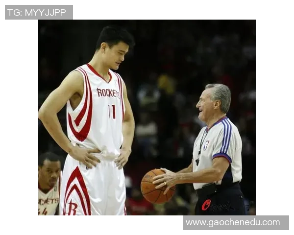 姚明在拔河比赛中的精彩瞬间与表情解析，展现运动员的拼搏精神与团队合作魅力