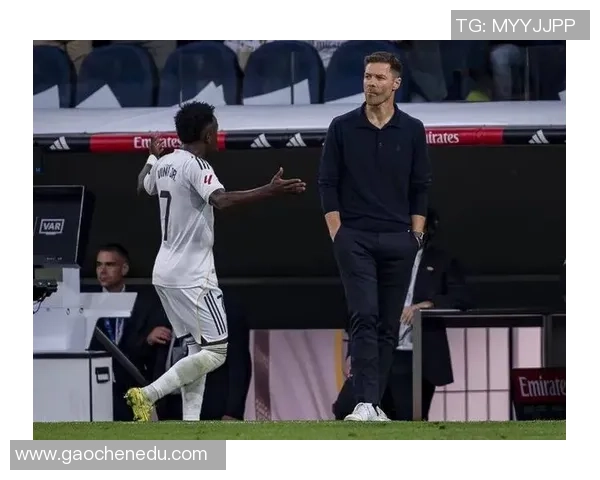 曼联逆转本菲卡争议判罚引发热议神扑瞬间点燃全场激情