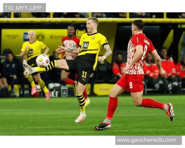 西甲焦点战曼联与多特蒙德互交白卷全场气氛紧张引发热议 西甲焦点战曼联与多特蒙德互交白卷全场气氛紧张引发热议