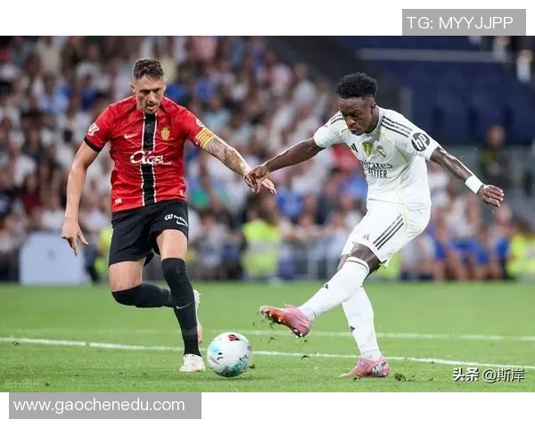 意甲激战:皇马大胜曼联红牌事件引发全场热议与争议 意甲激战:皇马大胜曼联红牌事件引发全场热议与争议