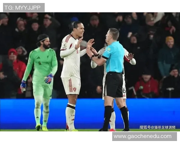 西甲激战利物浦与巴萨战成平局绝杀瞬间引发争议判罚引爆全场 西甲激战利物浦与巴萨战成平局绝杀瞬间引发争议判罚引爆全场